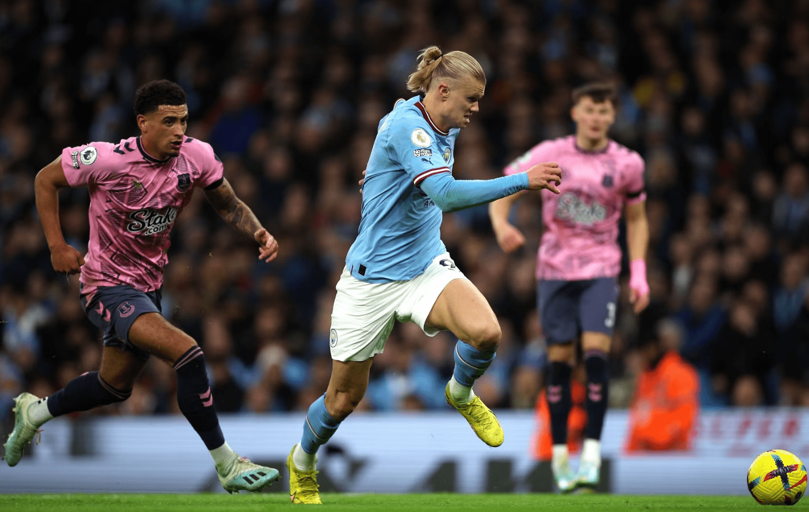 包含赛地聚焦——社区盾转会期热度飙升，曼城豪取连胜，震撼外界，训练强度明显提升的词条