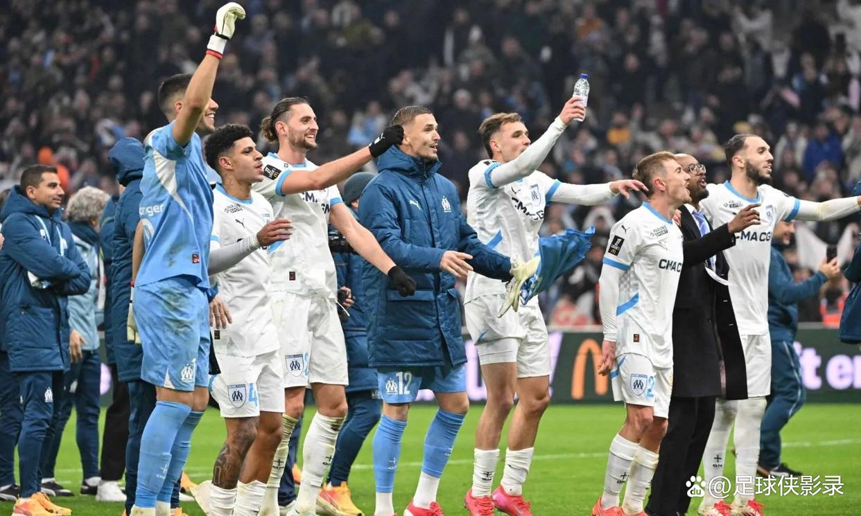 包含里昂迎法甲关键赛；加时末段单刀错失；媒体盛赞；轮换策略成焦点的词条